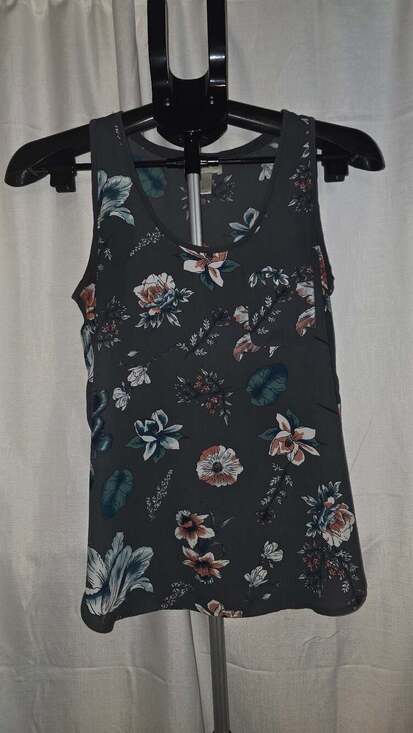 LOFT Tops - LOFT Petites SP Gray Floral Pocket Scoop Neck Sleeveless Tank Top
